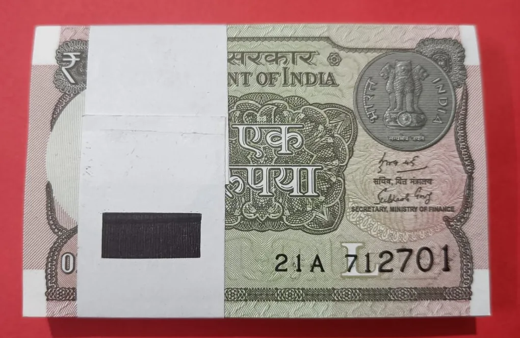 1 Rs GEM UNC Bundle One Note is doubling and One note is ending with 786 Complete Serial Bundle