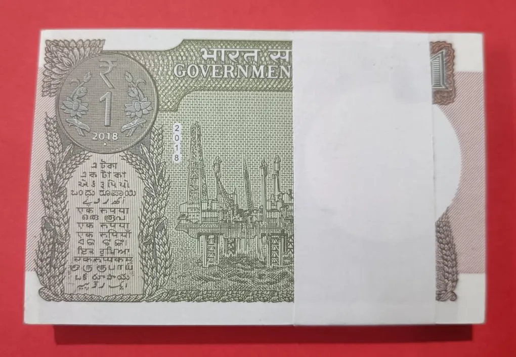 1 Rs GEM UNC Bundle One Note is doubling and One note is ending with 786 Complete Serial Bundle