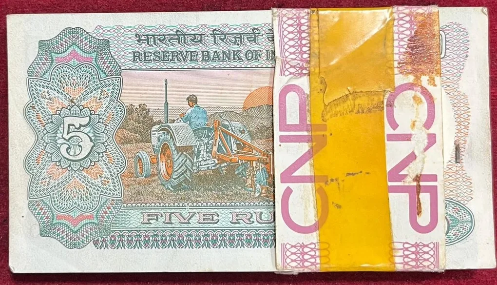 5 RUPEES TRACTOR ISSUE GOVERNOR R.N MALHOTRA RARE UNC (100 NOTE ) SERIAL PACKET