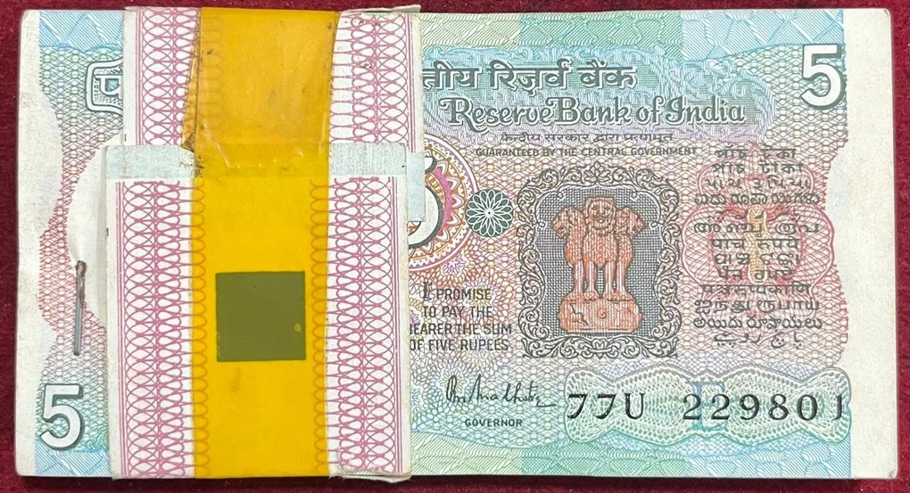 5 RUPEES TRACTOR ISSUE GOVERNOR R.N MALHOTRA RARE UNC (100 NOTE ) SERIAL PACKET