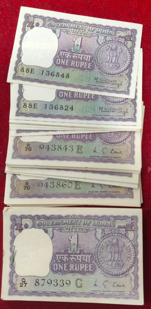 One ruppes big size unc mix governer mix year (100 pcs lott ) unc #123