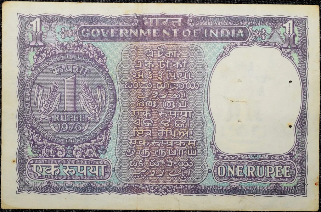 1 Rupee of Republic India (AD 1976) Manmohan Singh Signature - Violet color. Smaller watermark window and numbers to the left. Large ornamental 1 in the centre
