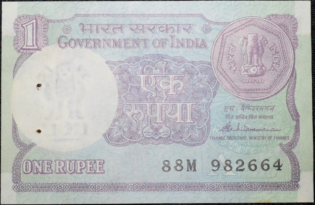1 Rupee of Republic India (AD 1981) M. Narasimham Signature - Violet color. Smaller watermark window and numbers to the left. Large ornamental 1 in the centre Rare