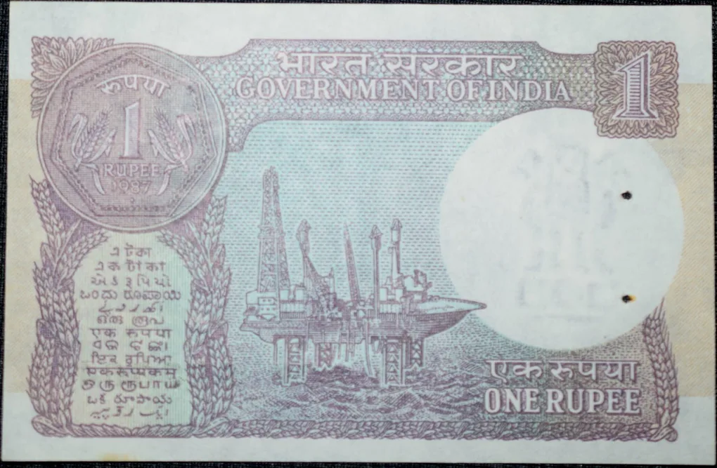 1 Rupee of Republic India (AD 1981) M. Narasimham Signature - Violet color. Smaller watermark window and numbers to the left. Large ornamental 1 in the centre Rare