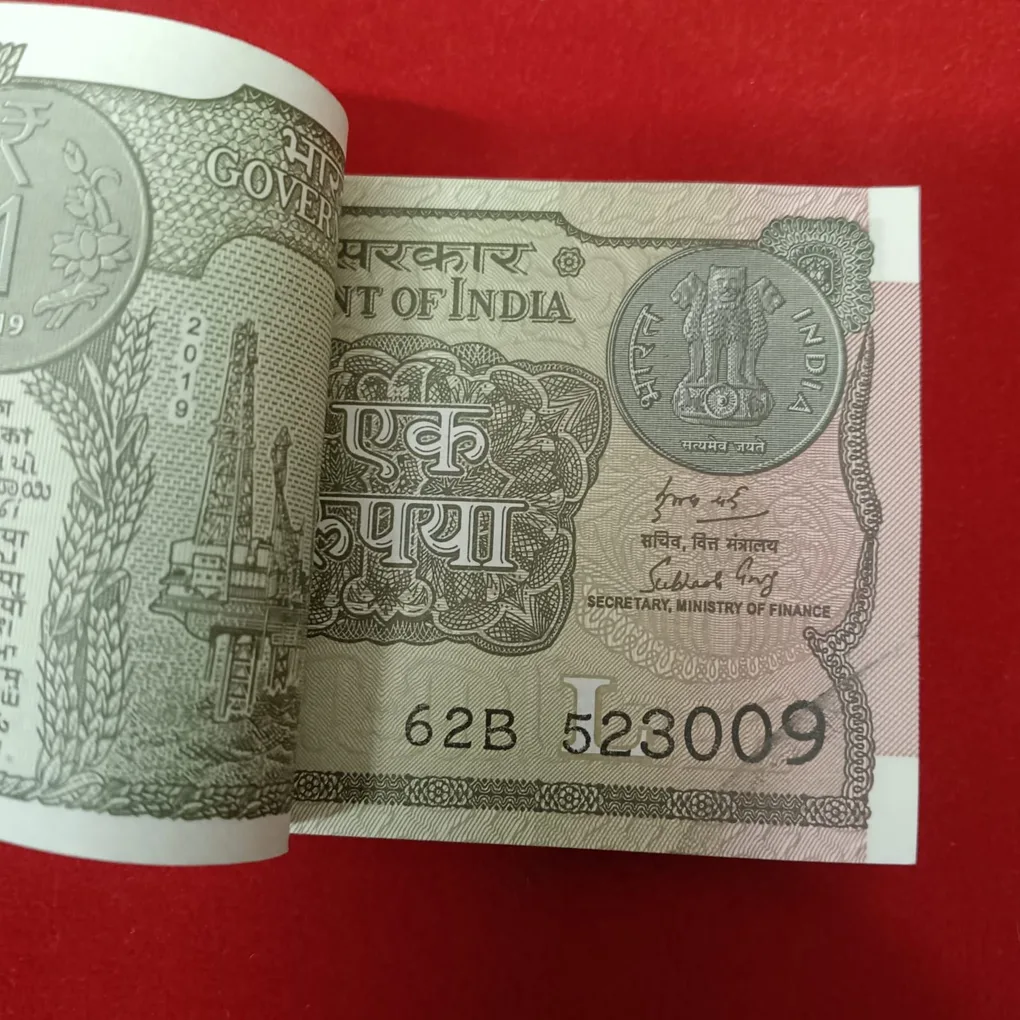 One Rs Full Bundle Finance Secretary Subhash Garg Year 2019 Gem Bunc Condition 523001