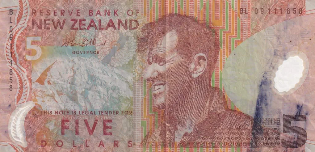 New Zealand 5 Dollars rare Polymer Note #B2