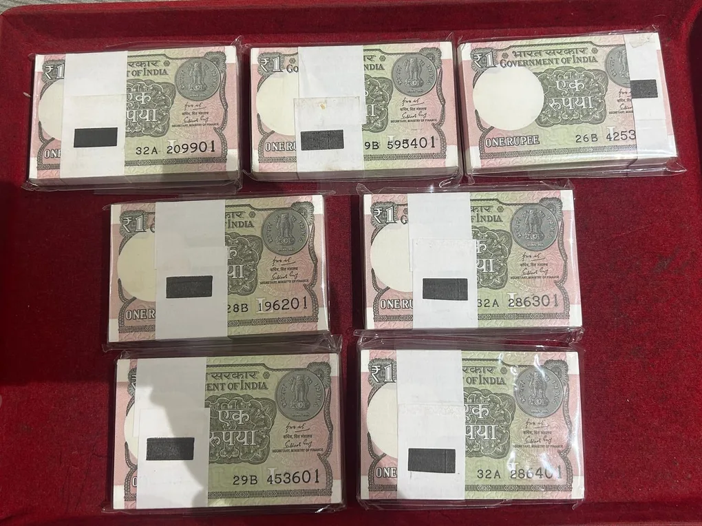 2018 one rupees serial packet 100 note buyer will recieve 1 packet different serial number packet