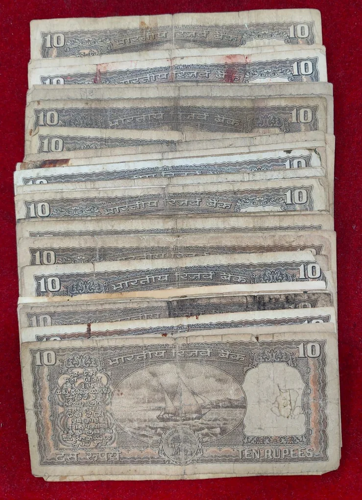 10 Rupees (Black Boat) Mix Governor Low Condition (54 Pcs) Lott #*107