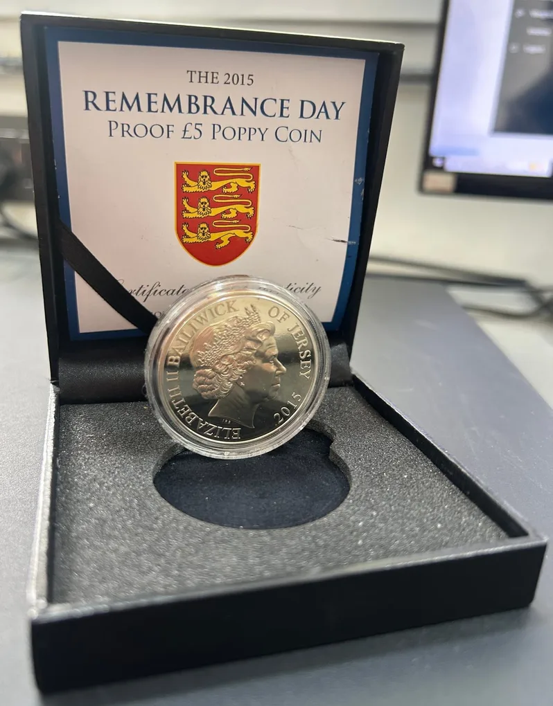 Jersey 5 Pounds - Elizabeth II Remembrance Day 2015; Proof with gold printed poppies Rare Unc Coin with Box And Certificate