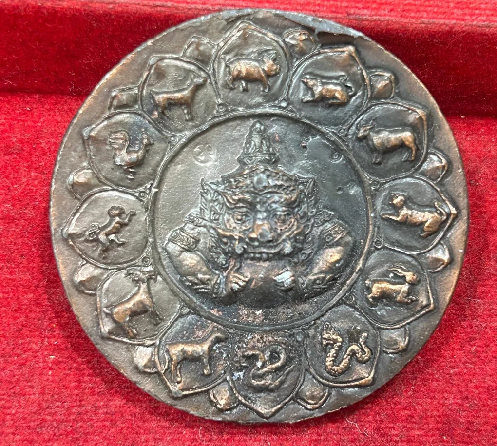 Extremely powerful amulet: Jatukam Ramathep Nine-Face Maha Chok Maha Setthi (Great Fortune, Great Wealth) coin from Wat Khongkhawong (Wat Ai Khiao). #K-74