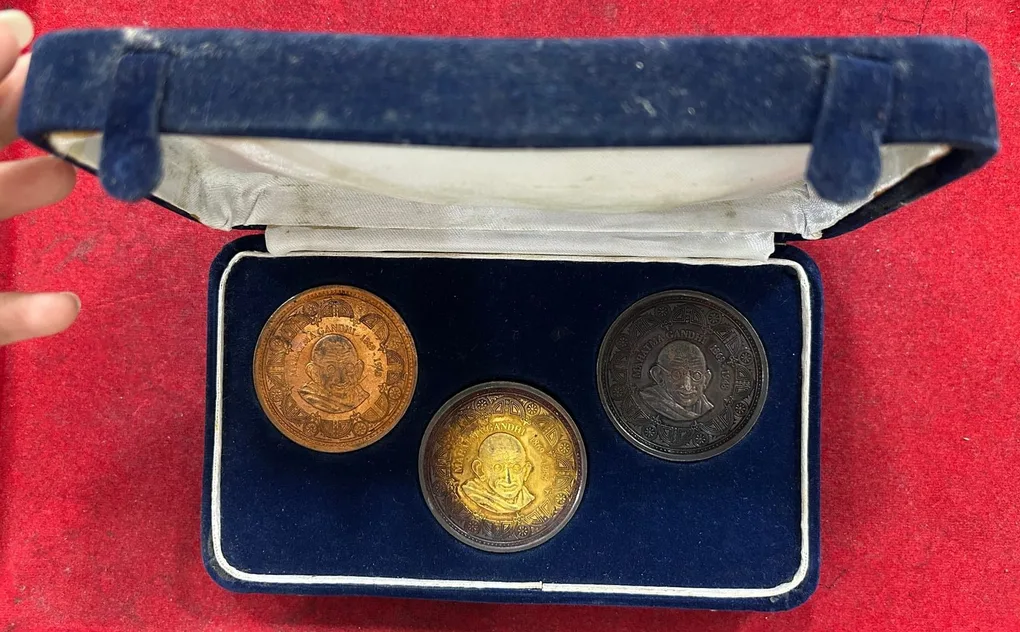 (5 Anniversary of Dandhi March 1930-2005) Mahatma Gandhi 3 Different Metal Rare Set with BOX