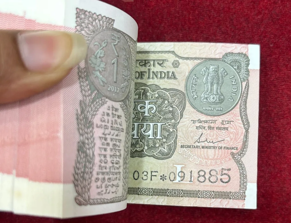 1 Rupees 2017 Governor Subhash Garg Rare Serial Packet ( Last Note Star)