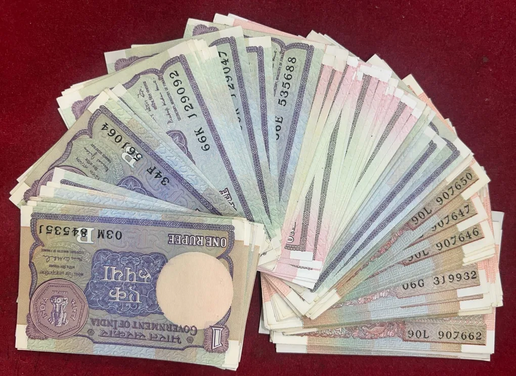 1 Rupee & 2 Rupees MIX Governor Rare UNC (145 Note LOTT)#107