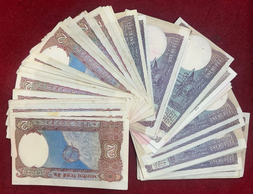 1 Rupee & 2 Rupees MIX Governor Rare UNC (145 Note LOTT)#107