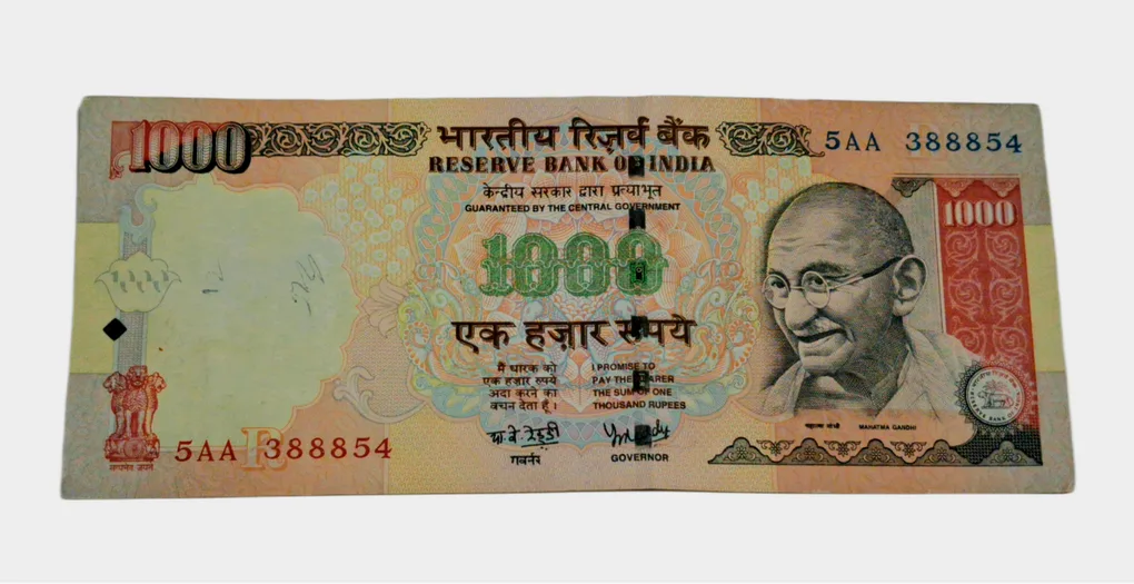 1000 Rupees Year 2005 "R" Inset Sign Y.V Reddy **Rare** High Collectable Grade.