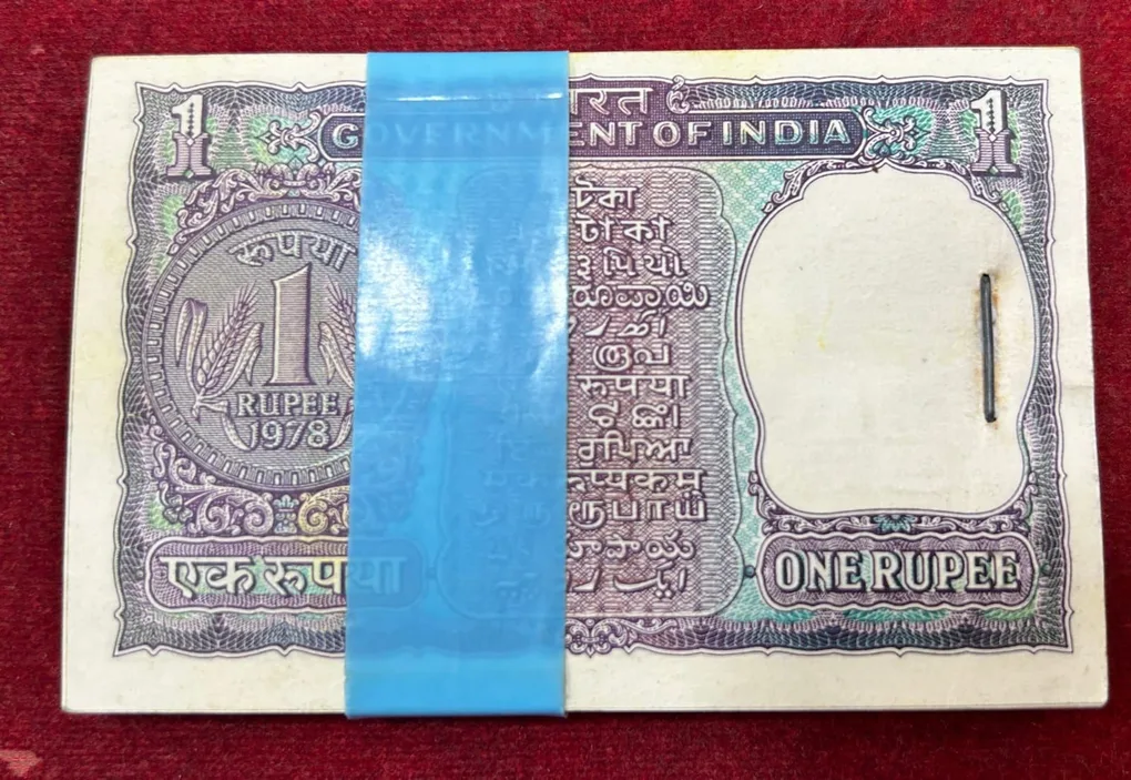 1 RUPEES 1978 GOVERNOR MANMOHAN SINGH RARE CHOCOLATE CONDITION SERIAL PACKET
