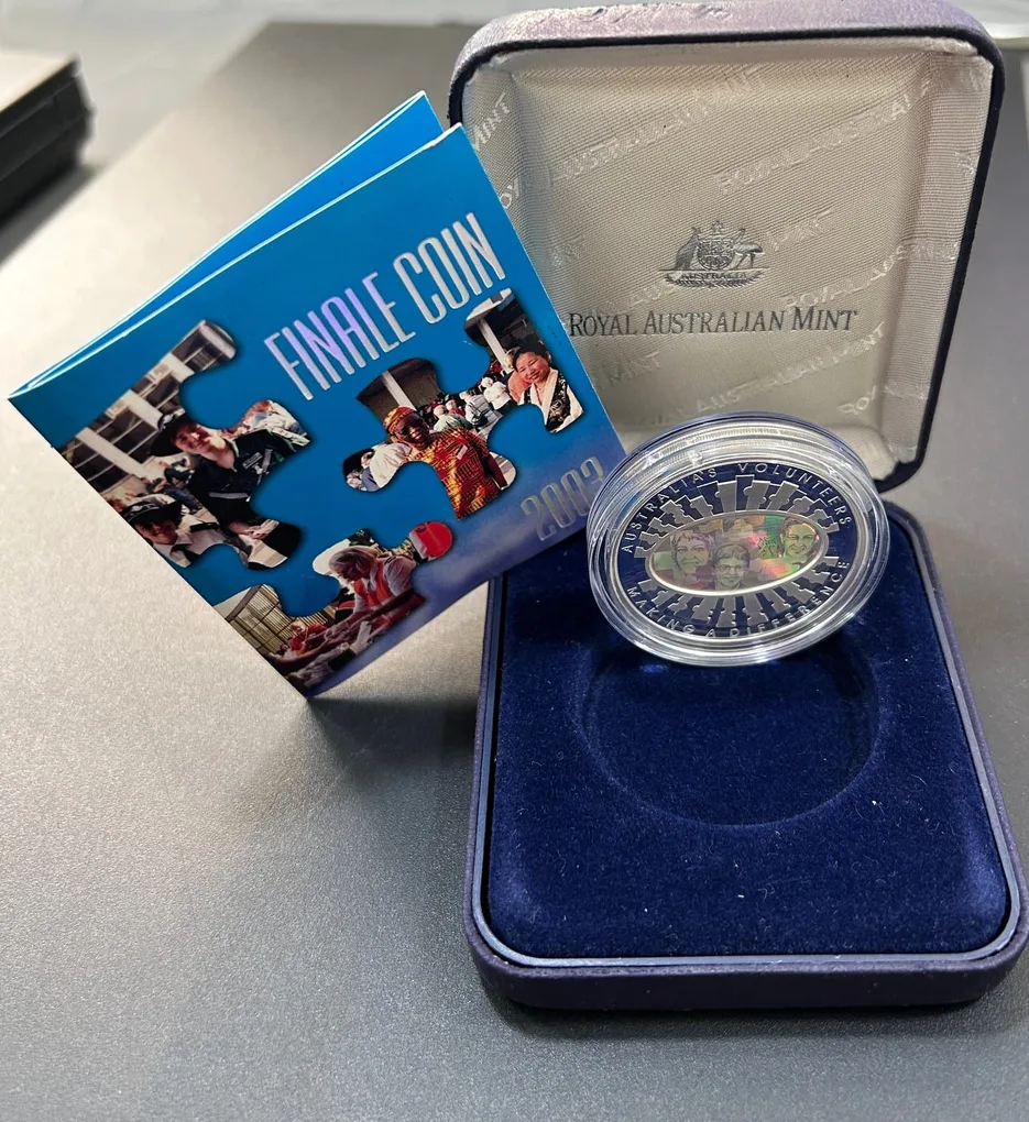 Australia 5 Dollars 2003 - Elizabeth II- Hologram "Finale" - Australia's Volunteers {Silver (.999) Weight-36.31} Coin Royal Australian Mint Issue with wooden box and certificate