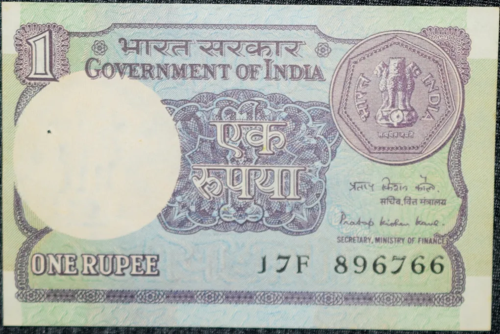 1 Rupee of Republic India (AD 1984) Pratap Kishen Kaul Signature - Sagar Samrat - oil rig