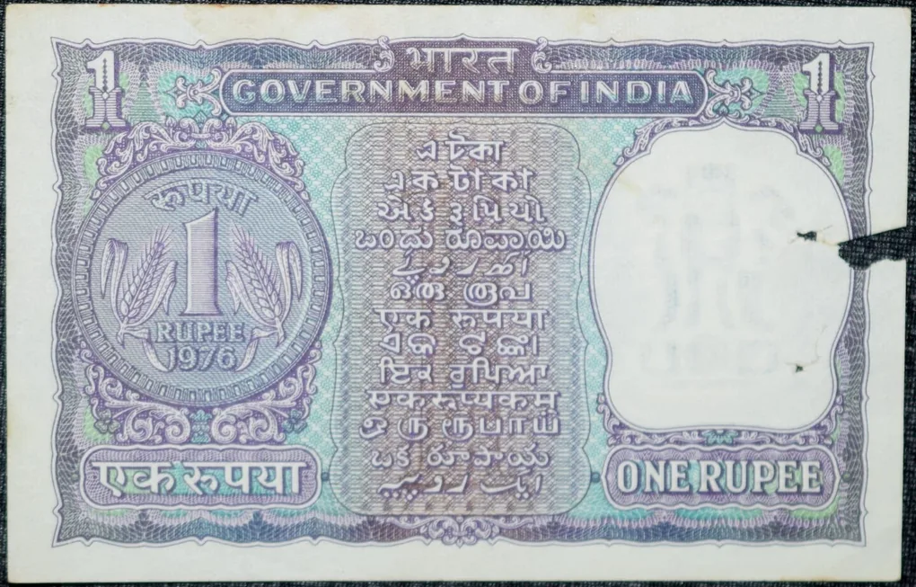 1 Rupee of Republic India (AD 1976) M.G. Kaul - Violet color. Smaller watermark window and numbers to the left. Large ornamental 1 in the centre
