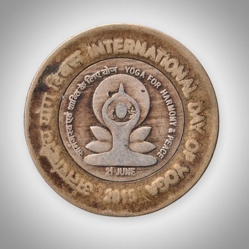 Rare 10 Rupees 2015 International Day of Yoga Commemorative Calcutta Mint Republic of India Coin # A406