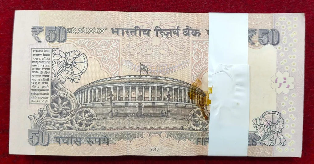 50 RUPEES OLD ISSUE GOVERNOR URJT PATEL RARE GEM UNC SERIAL PACKET ( TELESCOPE NUMBER )