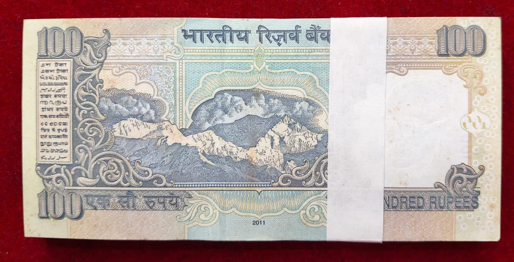 100 RUPEES OLD ISSUE GOVERNOR D.SUBBARAO (L Insert 2011) RARE UNC SERIAL PACKET