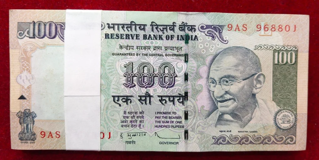 100 RUPEES OLD ISSUE GOVERNOR D.SUBBARAO ( L Insert 2011 ) RARE UNC SERIAL PACKET