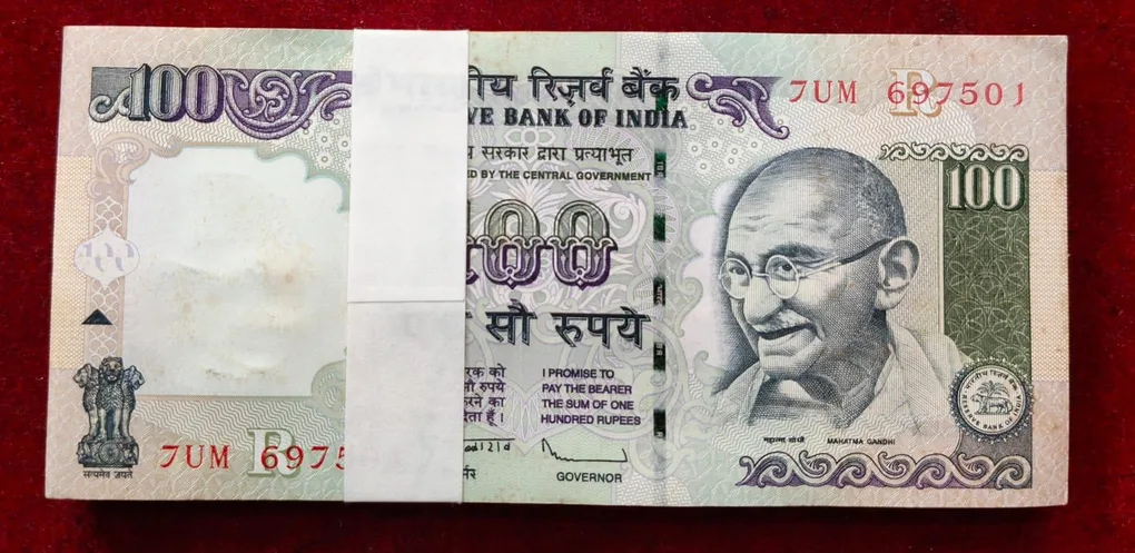 100 RUPEES OLD ISSUE GOVERNOR D.SUBBARAO ( R Insert 2011 ) RARE UNC SERIAL PACKET
