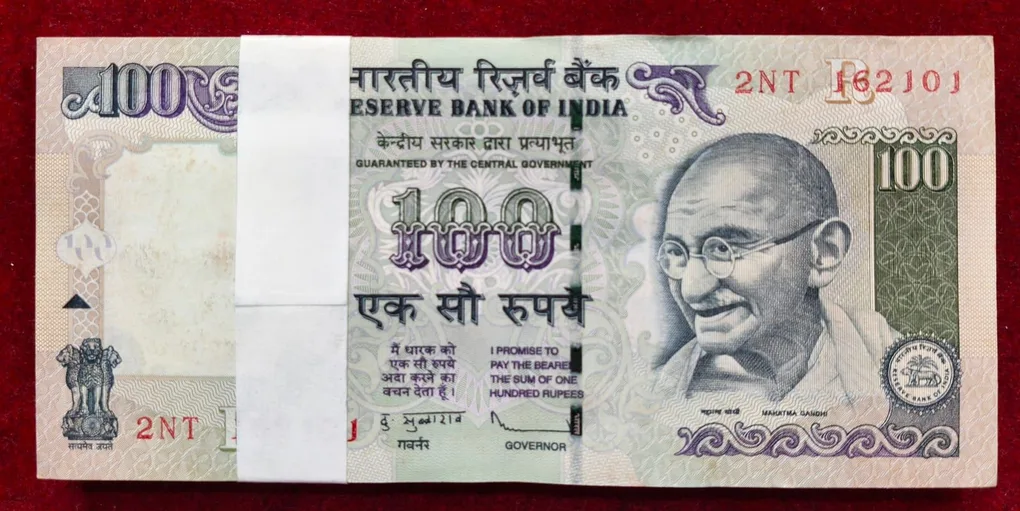100 RUPEES OLD ISSUE GOVERNOR D.SUBBARAO ( R Insert 2010 ) RARE UNC SERIAL PACKET