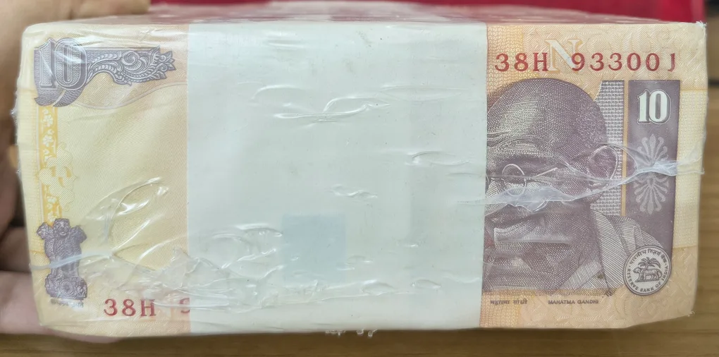 10 Rupees old issue mint sealed pack Governor D.Subbarao (N Insert 2011) Rim very rare Extremely Rare pack Rim