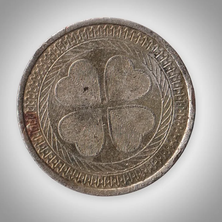 Game Wreath and Four Leaf Clover Amusement Arcade Game Token 25 mm Brass # A661