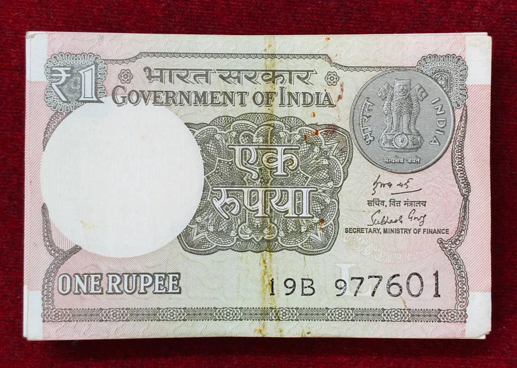 One Rupees 2018 Governor Subhas Garg Serial Packet (First And Last Note Ruber Mark) Other Wise Unc