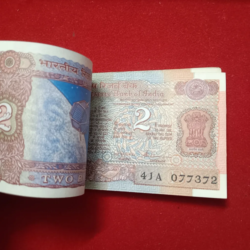 Two Rs Satalite Bundle Serial 62 Notes Governor s.venkerrakan Republic of India 077339