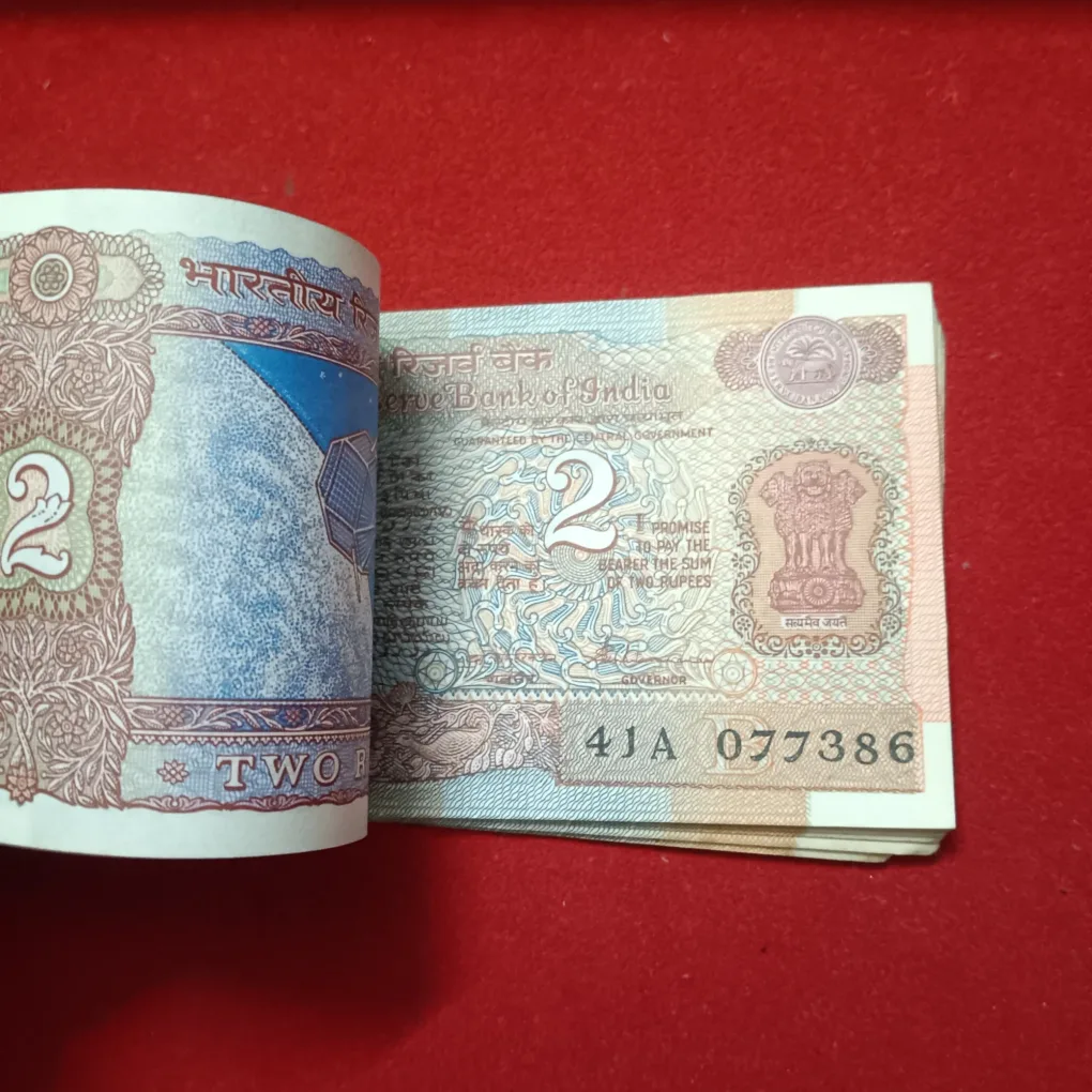 Two Rs Satalite Bundle Serial 62 Notes Governor s.venkerrakan Republic of India 077339