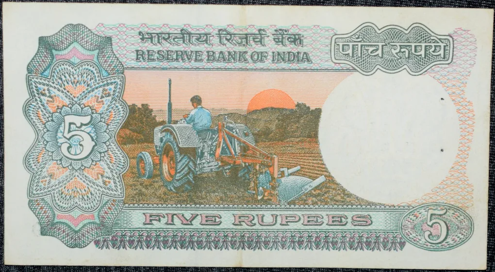 5 Rupees of Republic India (AD 1985-1990) with Farmer ploughing with a tractor while sun is rising - R.N. Malhotra Signature