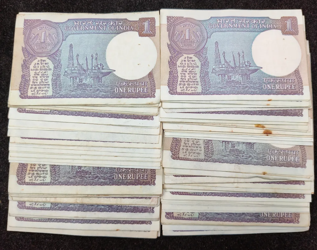 1 Rupees Old Issue Mix Governor Mix Year Top Condition Rare (100 Note Lott)