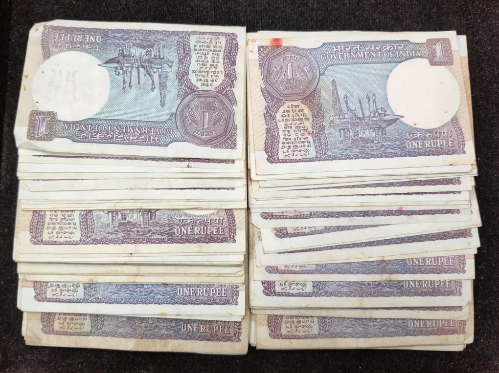1 Rupees Old Issue Mix Governor Mix Year Top Condition Rare (100 Note Lott)