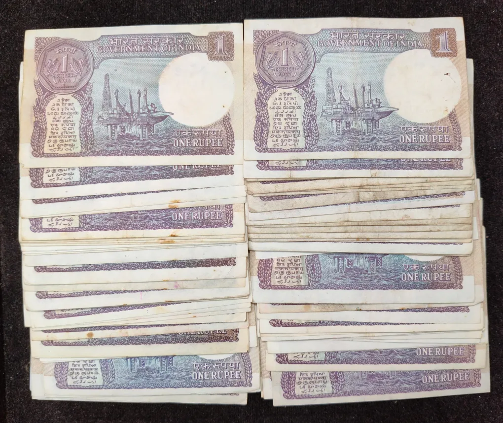 1 Rupees Old Issue Mix Governor Mix Year Top Condition Rare (100 Note Lott)