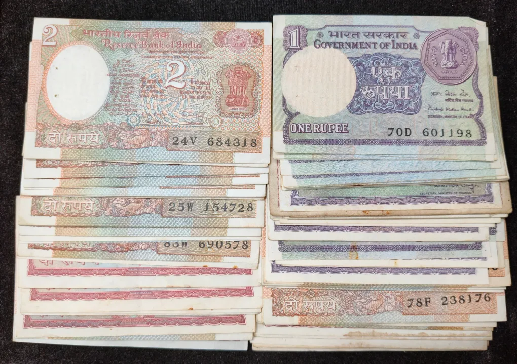1 Rupees & 2 Rupees Old Issue Mix Governor Mix Year Top Condition Rare (100 Note Lott)