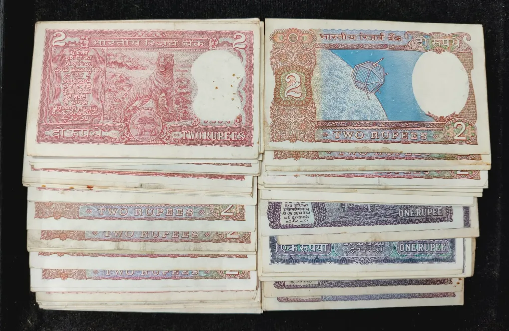 1 Rupees & 2 Rupees Old Issue Mix Governor Mix Year Top Condition Rare (100 Note Lott)