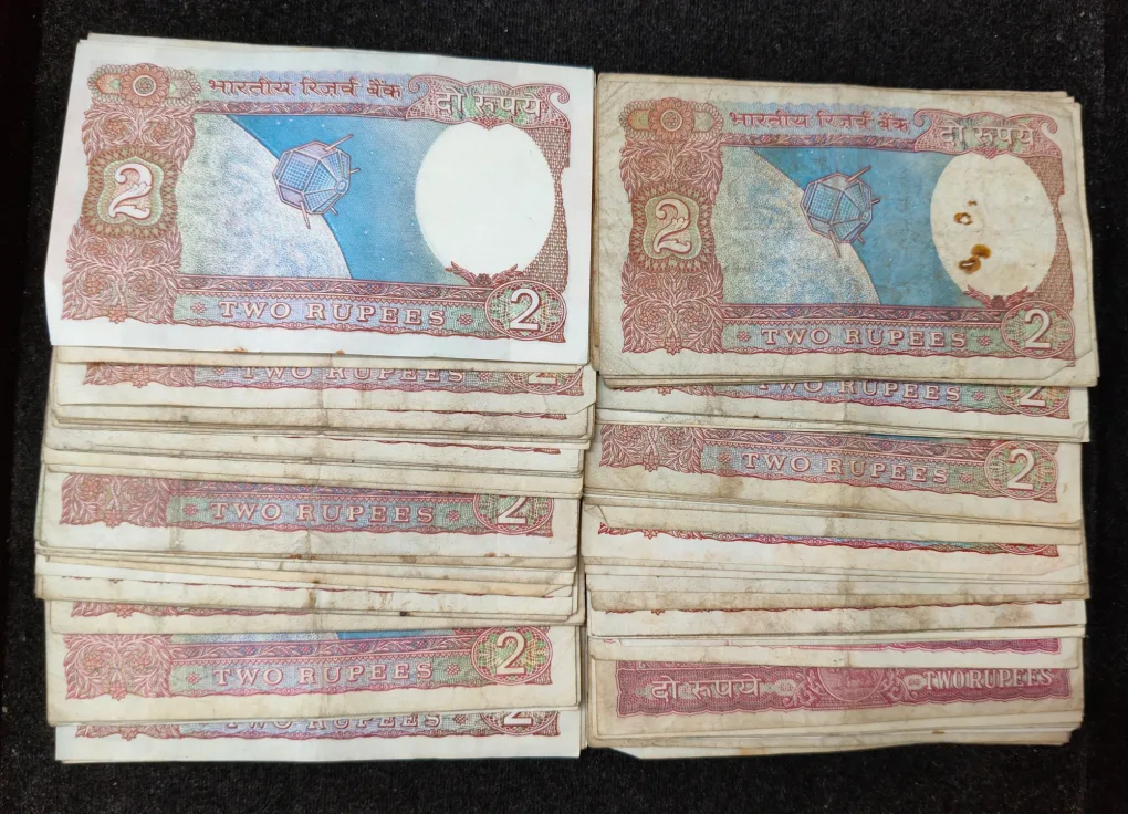 2 Rupees Old Issue Mix Governor Mix Year Top Condition Rare (100 Note Lott)