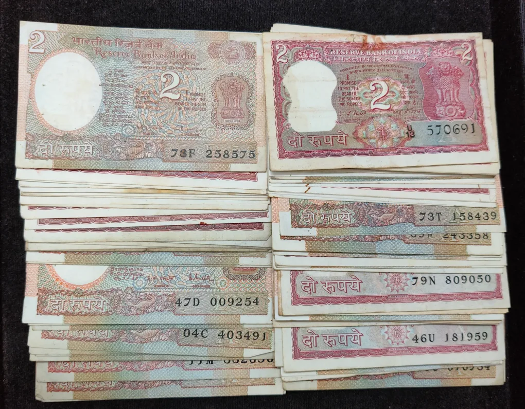 2 Rupees Old Issue Mix Governor Mix Year Top Condition Rare (100 Note Lott)