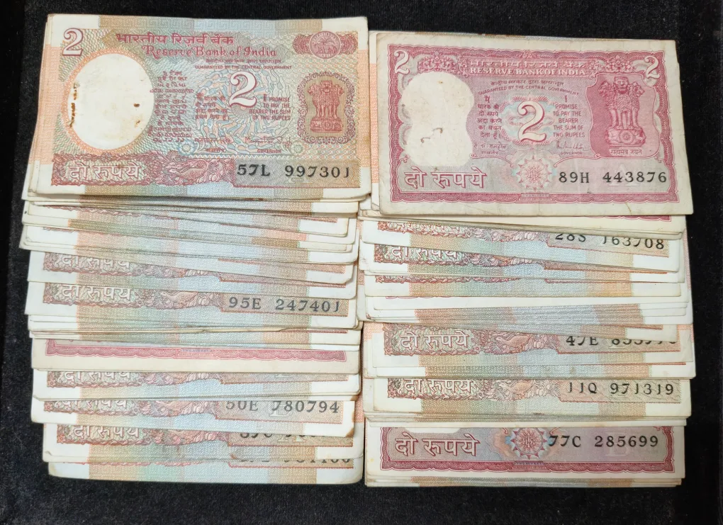 2 Rupees Old Issue Mix Governor Mix Year Top Condition Rare (100 Note Lott)