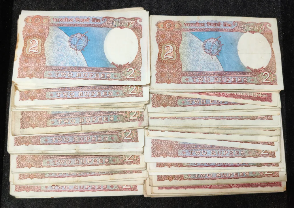 2 Rupees Old Issue Mix Governor Mix Year Top Condition Rare (100 Note Lott)
