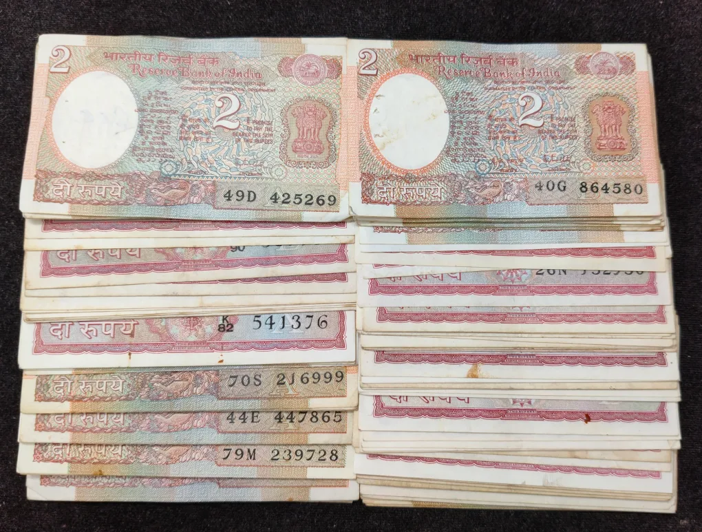 2 Rupees Old Issue Mix Governor Mix Year Top Condition Rare (100 Note Lott)