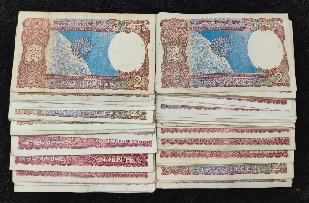 2 Rupees Old Issue Mix Governor Mix Year Top Condition Rare (100 Note Lott)