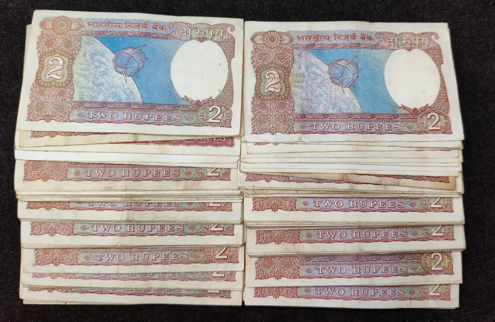 2 Rupees Old Issue Mix Governor Mix Year Top Condition Rare (100 Note Lott)