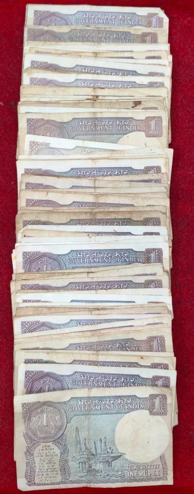 1 Rupees Old Issue MIX Governor Rare Used Condition (100 Note LOTT )