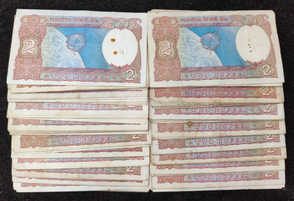 2 Rupees Old Issue Mix Governor Mix Year Top Condition Rare (100 Note Lott)
