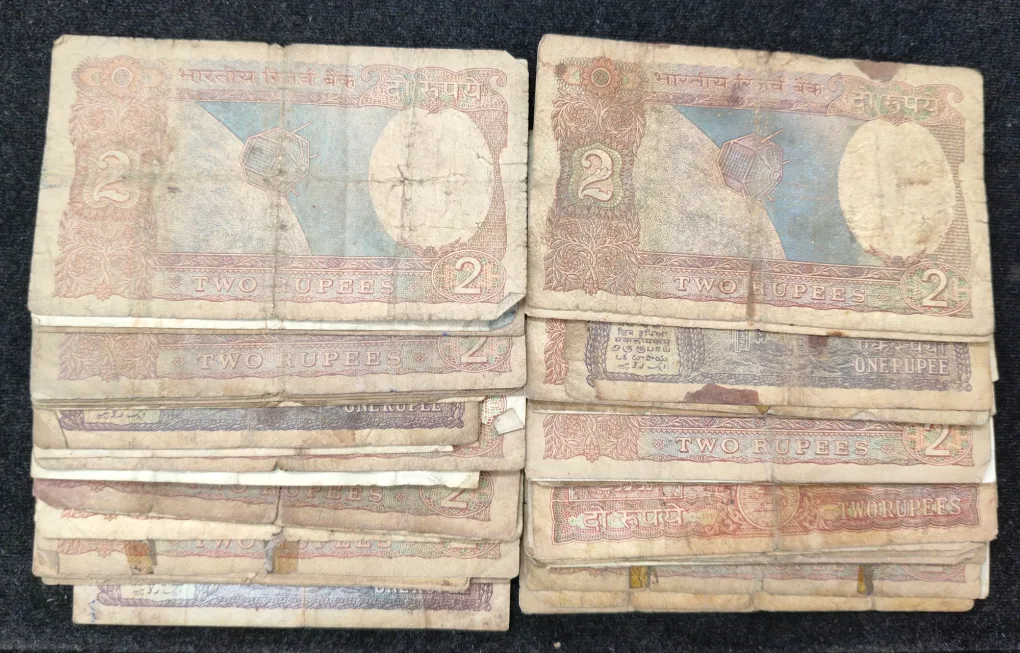 1 Rupee & 2 Rupees Old Issue Mix Governor Mix Year Top Condition Rare (60 Note Lott)